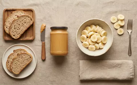 Flatlay-Arrangement rund um Erdnussbutter zum Thema Skippy Peanut Butter, ISIN US5650261071, weiches Oberlicht - Foto: THN