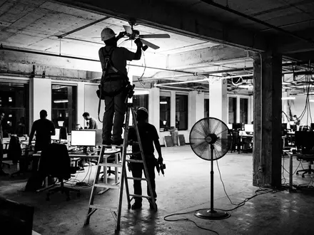 Schwarzweiss-Reportage mit Standventilator zum Thema Honeywell Ventilator, ISIN US4385161066, hoher Kontrast, sachlich dargestellt - Foto: THN