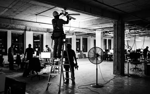 Schwarzweiss-Reportage mit Standventilator zum Thema Honeywell Ventilator, ISIN US4385161066, hoher Kontrast, sachlich dargestellt - Foto: THN