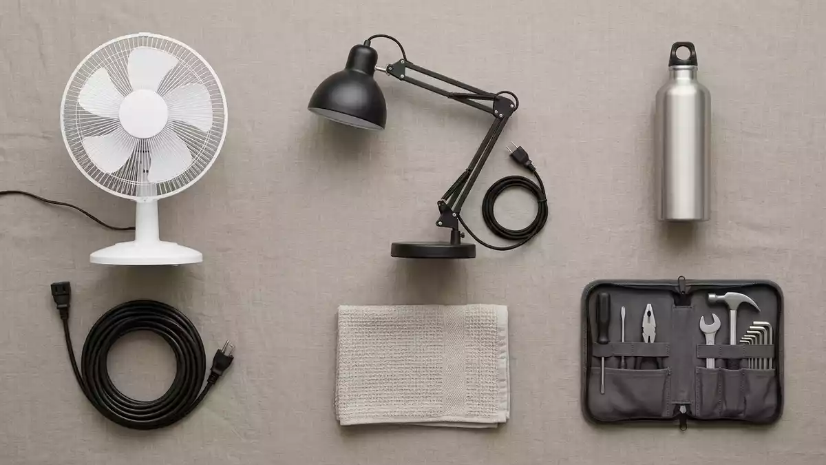 Flatlay-Arrangement rund um Standventilator mit passenden Requisiten von oben, neutral