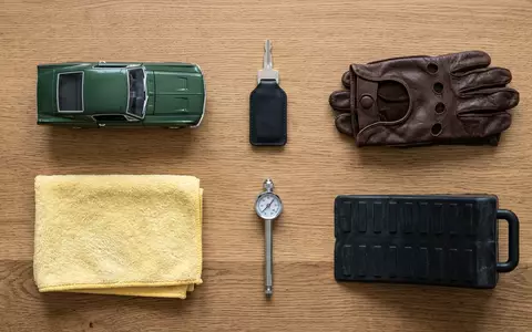 Flatlay-Arrangement rund um Sportcoupé zum Thema Ford Mustang, ISIN US3453708600, weiches Oberlicht - Foto: THN