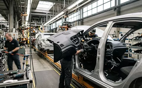 Fotorealistische Aufnahme von Armaturenbrett im Fahrzeugbau zum Thema Faurecia Innenraumteile, ISIN FR0000121147, natuerliches Licht - Foto: THN