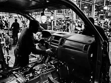 Schwarzweiss-Reportage mit Armaturenbrett zum Thema Faurecia Innenraumteile, ISIN FR0000121147, hoher Kontrast, sachlich dargestellt - Foto: THN