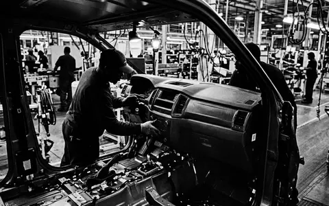 Schwarzweiss-Reportage mit Armaturenbrett zum Thema Faurecia Innenraumteile, ISIN FR0000121147, hoher Kontrast, sachlich dargestellt - Foto: THN