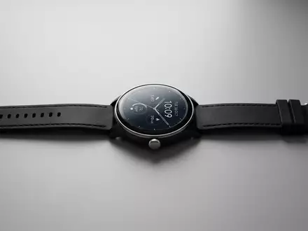 Fotorealistische Studioaufnahme von Fitnessuhr zum Thema Fossil Gen 6 Smartwatch, ISIN US34959E1091, klare Lichtfuehrung - Foto: THN