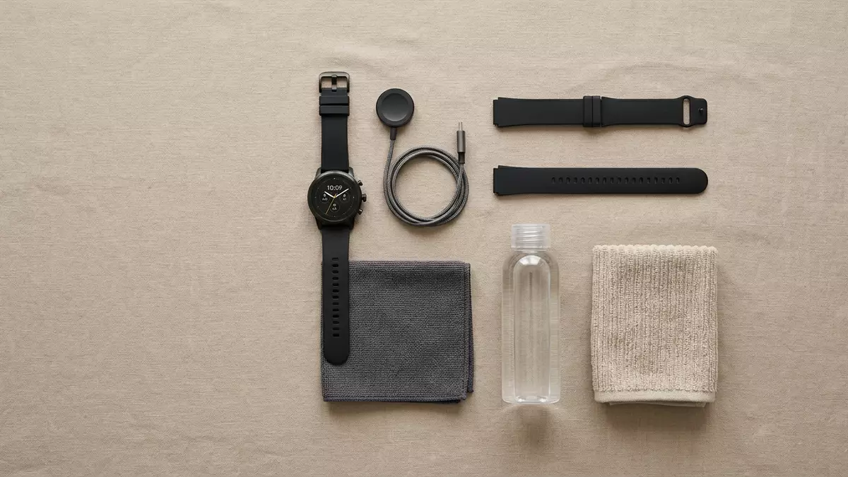 Flatlay-Arrangement rund um Fitnessuhr mit passenden Requisiten von oben, neutral