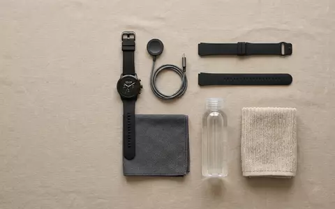 Flatlay-Arrangement rund um Fitnessuhr zum Thema Fossil Gen 6 Smartwatch, ISIN US34959E1091, weiches Oberlicht - Foto: THN