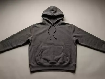 Fotorealistische Studioaufnahme von Kapuzenpullover zum Thema Champion Hoodie, ISIN US4103451021, klare Lichtfuehrung - Foto: THN