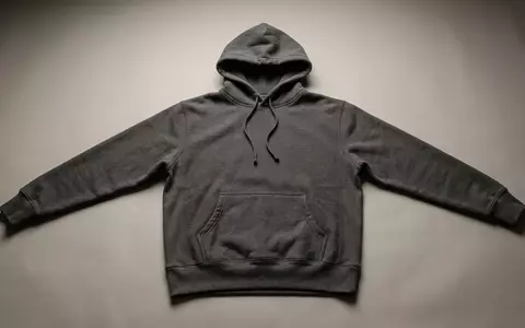 Fotorealistische Studioaufnahme von Kapuzenpullover zum Thema Champion Hoodie, ISIN US4103451021, klare Lichtfuehrung - Foto: THN