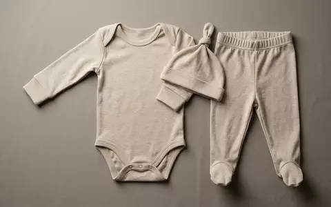 Fotorealistische Studioaufnahme von Babykleidung zum Thema H&M Babykleidung, ISIN SE0000106270, klare Lichtfuehrung - Foto: THN