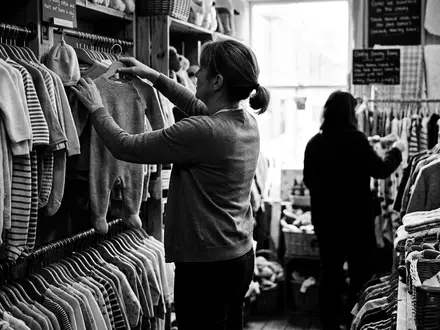 Schwarzweiss-Reportage mit Babykleidung zum Thema H&M Babykleidung, ISIN SE0000106270, hoher Kontrast, sachlich dargestellt - Foto: THN