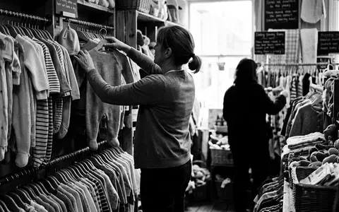 Schwarzweiss-Reportage mit Babykleidung zum Thema H&M Babykleidung, ISIN SE0000106270, hoher Kontrast, sachlich dargestellt - Foto: THN
