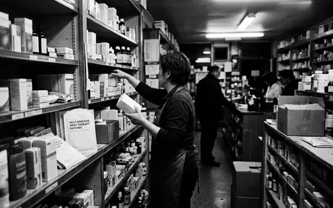 Schwarzweiss-Reportage mit Wärmepflaster zum Thema Voltaren Wärmepflaster, ISIN GB00BMX86B70, hoher Kontrast, sachlich dargestellt - Foto: THN