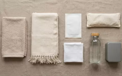Flatlay-Arrangement rund um Wärmepflaster zum Thema Voltaren Wärmepflaster, ISIN GB00BMX86B70, weiches Oberlicht - Foto: THN