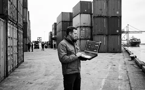 Schwarzweiss-Reportage mit Sendungsverfolgung zum Thema Hapag-Lloyd Tracking, ISIN DE000HLAG475, hoher Kontrast, sachlich dargestellt - Foto: THN