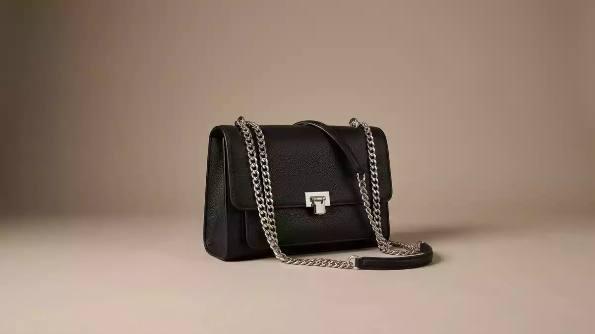 Fotorealistische Studioansicht von Schultertasche in neutraler Produktdarstellung