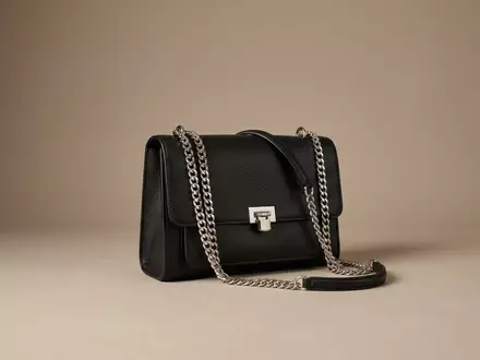 Fotorealistische Studioaufnahme von Schultertasche zum Thema Gucci Dionysus Bag, ISIN FR0000121485, klare Lichtfuehrung - Foto: THN