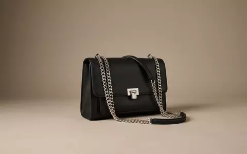 Fotorealistische Studioaufnahme von Schultertasche zum Thema Gucci Dionysus Bag, ISIN FR0000121485, klare Lichtfuehrung - Foto: THN
