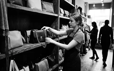 Schwarzweiss-Reportage mit Schultertasche zum Thema Gucci Dionysus Bag, ISIN FR0000121485, hoher Kontrast - Foto: THN