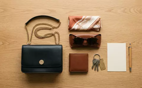 Flatlay-Arrangement rund um Schultertasche zum Thema Gucci Dionysus Bag, ISIN FR0000121485, weiches Oberlicht - Foto: THN