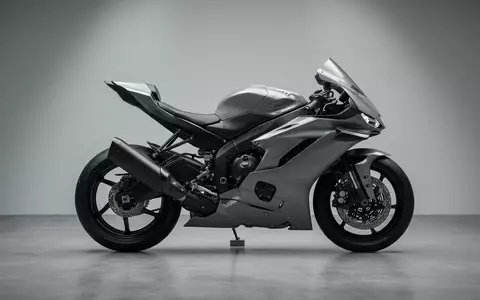 Fotorealistische Studioaufnahme von Supersport-Motorrad zum Thema Kawasaki Ninja, ISIN JP3224200000, klare Lichtfuehrung - Foto: THN