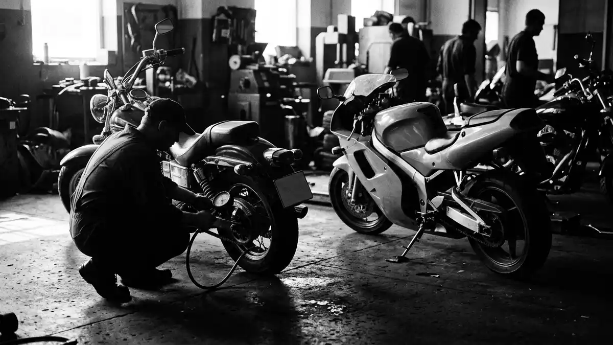 Schwarzweiss-Reportagebild mit Supersport-Motorrad in dokumentarischer Arbeitsumgebung