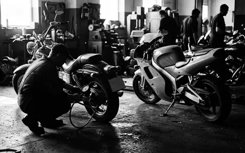 Schwarzweiss-Reportage mit Supersport-Motorrad zum Thema Kawasaki Ninja, ISIN JP3224200000, hoher Kontrast, sachlich dargestellt - Foto: THN