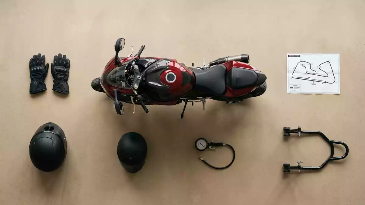 Flatlay-Arrangement rund um Supersport-Motorrad mit passenden Requisiten von oben