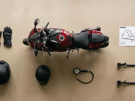 Flatlay-Arrangement rund um Supersport-Motorrad zum Thema Kawasaki Ninja, ISIN JP3224200000, weiches Oberlicht - Foto: THN