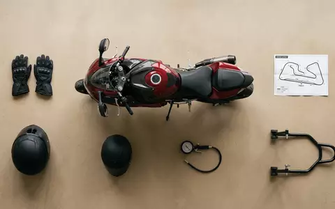 Flatlay-Arrangement rund um Supersport-Motorrad zum Thema Kawasaki Ninja, ISIN JP3224200000, weiches Oberlicht - Foto: THN