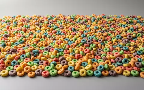 Fotorealistische Studioaufnahme von Frühstückscerealien zum Thema Kellogg's Froot Loops, ISIN US4878361082, klare Lichtfuehrung - Foto: THN