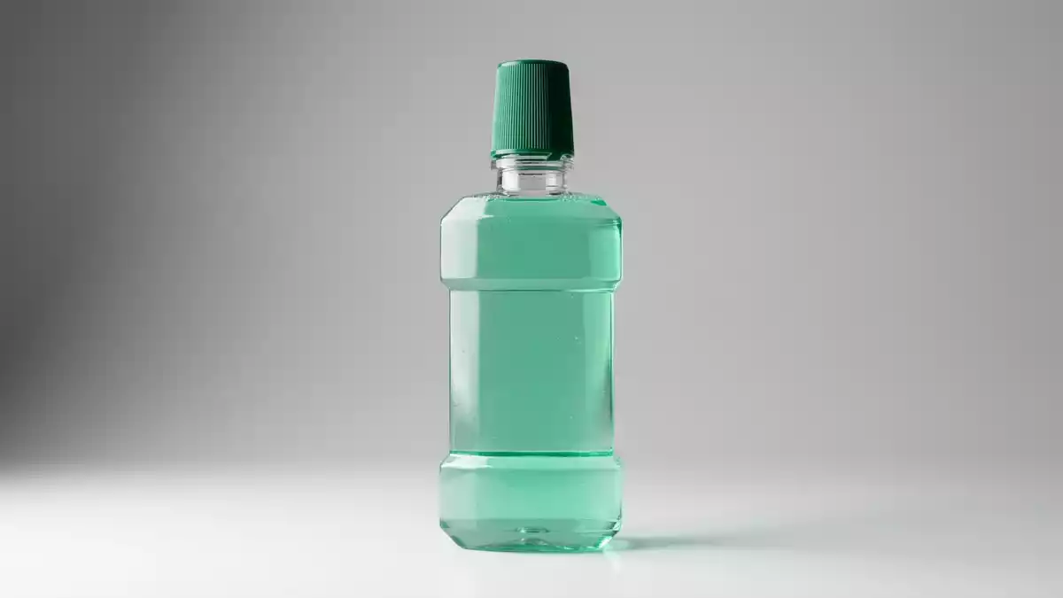 Fotorealistische Studioansicht von Mundspülung in neutraler Produktdarstellung