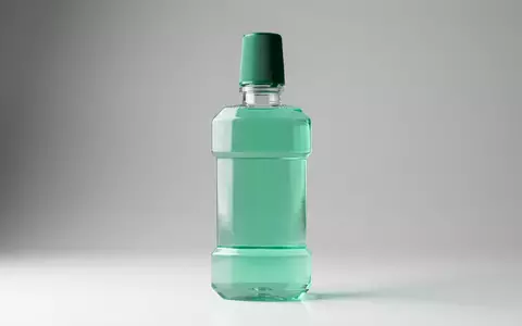 Fotorealistische Studioaufnahme von Mundspülung zum Thema Listerine Cool Mint, ISIN US49177J1025, klare Lichtfuehrung - Foto: THN
