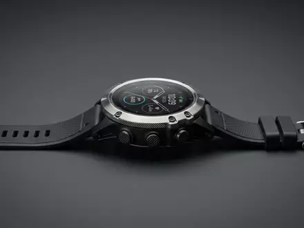 Fotorealistische Studioaufnahme von Sportuhr zum Thema Garmin Fenix 7, ISIN CH0114405324, klare Lichtfuehrung - Foto: THN