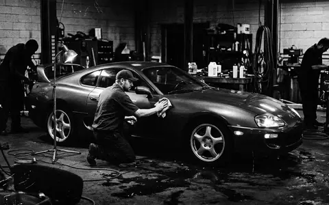 Schwarzweiss-Reportage mit Sportcoupé zum Thema Chevrolet Corvette, ISIN US37045V1008, hoher Kontrast, sachlich dargestellt - Foto: THN