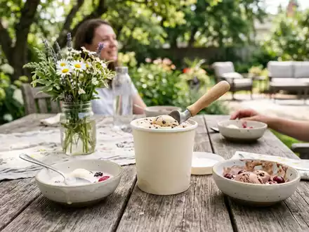 Fotorealistische Aufnahme von Speiseeis zum Nachtisch zum Thema Häagen-Dazs Eis, ISIN US3703341046, natuerliches Licht - Foto: THN