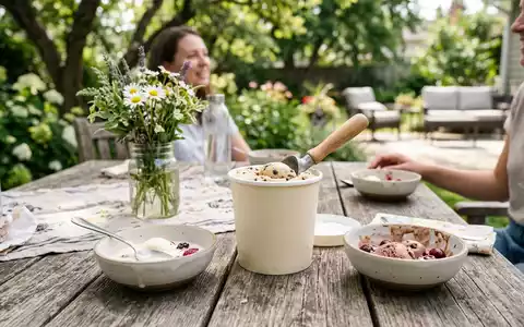 Fotorealistische Aufnahme von Speiseeis zum Nachtisch zum Thema Häagen-Dazs Eis, ISIN US3703341046, natuerliches Licht - Foto: THN