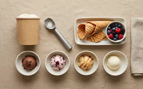 Flatlay-Arrangement rund um Speiseeis zum Thema Häagen-Dazs Eis, ISIN US3703341046, weiches Oberlicht - Foto: THN