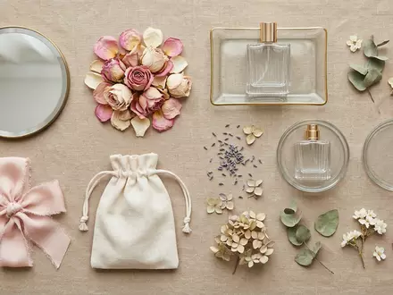 Flatlay-Arrangement rund um Parfüm zum Thema Zara Parfüm, ISIN ES0148396007, weiches Oberlicht - Foto: THN