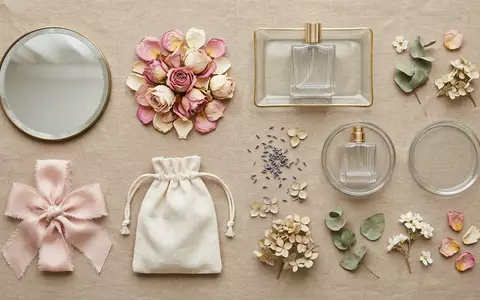Flatlay-Arrangement rund um Parfüm zum Thema Zara Parfüm, ISIN ES0148396007, weiches Oberlicht - Foto: THN