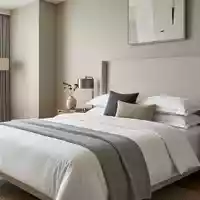 Fotorealistische Studioaufnahme von Hotelzimmer zum Thema Holiday Inn, ISIN GB00BHJYC057, klare Lichtfuehrung - Foto: THN