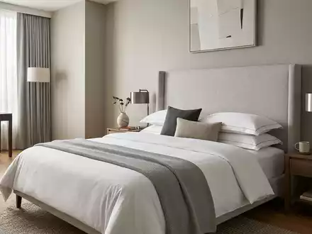 Fotorealistische Studioaufnahme von Hotelzimmer zum Thema Holiday Inn, ISIN GB00BHJYC057, klare Lichtfuehrung - Foto: THN