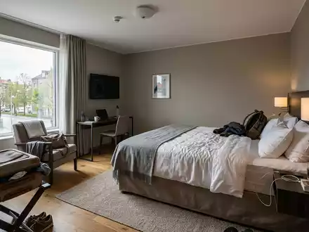 Fotorealistische Aufnahme von Hotelzimmer auf Reisen zum Thema Holiday Inn, ISIN GB00BHJYC057, natuerliches Licht - Foto: THN