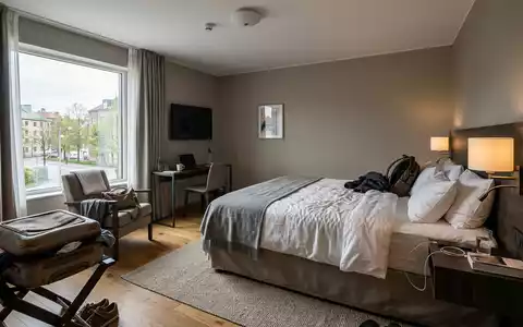Fotorealistische Aufnahme von Hotelzimmer auf Reisen zum Thema Holiday Inn, ISIN GB00BHJYC057, natuerliches Licht - Foto: THN