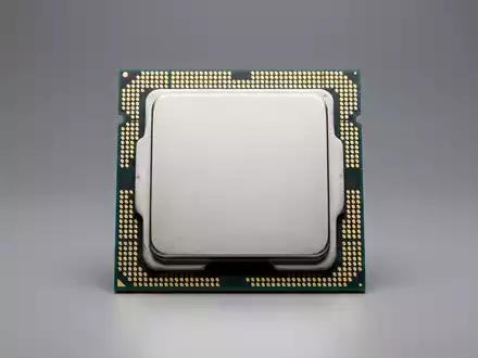 Fotorealistische Studioaufnahme von Prozessorchip zum Thema Intel Core i9 Prozessor, ISIN US4581401001, klare Lichtfuehrung - Foto: THN