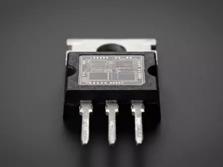 Fotorealistische Studioaufnahme von Leistungshalbleiter zum Thema Infineon Chip, ISIN DE0006231004, klare Lichtfuehrung - Foto: THN
