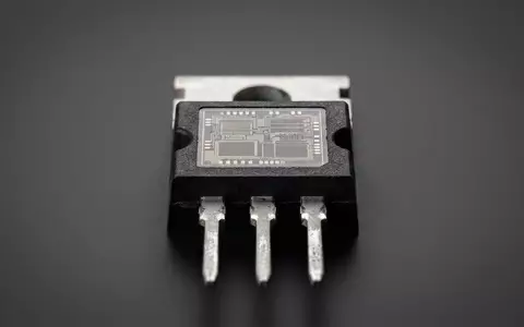 Fotorealistische Studioaufnahme von Leistungshalbleiter zum Thema Infineon Chip, ISIN DE0006231004, klare Lichtfuehrung - Foto: THN