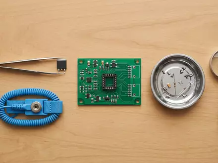 Flatlay-Arrangement rund um Leistungshalbleiter zum Thema Infineon Chip, ISIN DE0006231004, weiches Oberlicht - Foto: THN