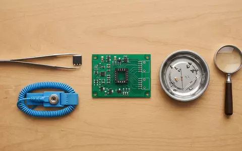 Flatlay-Arrangement rund um Leistungshalbleiter zum Thema Infineon Chip, ISIN DE0006231004, weiches Oberlicht - Foto: THN