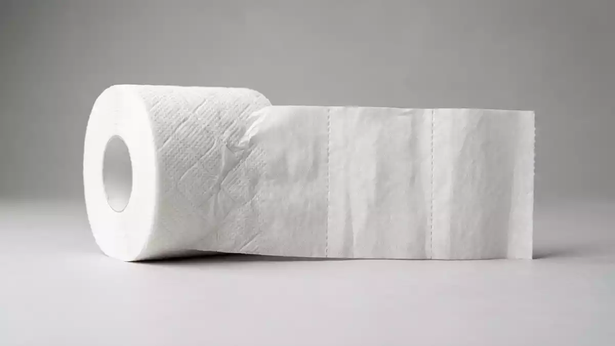 Fotorealistische Studioansicht von Toilettenpapier in neutraler Produktdarstellung